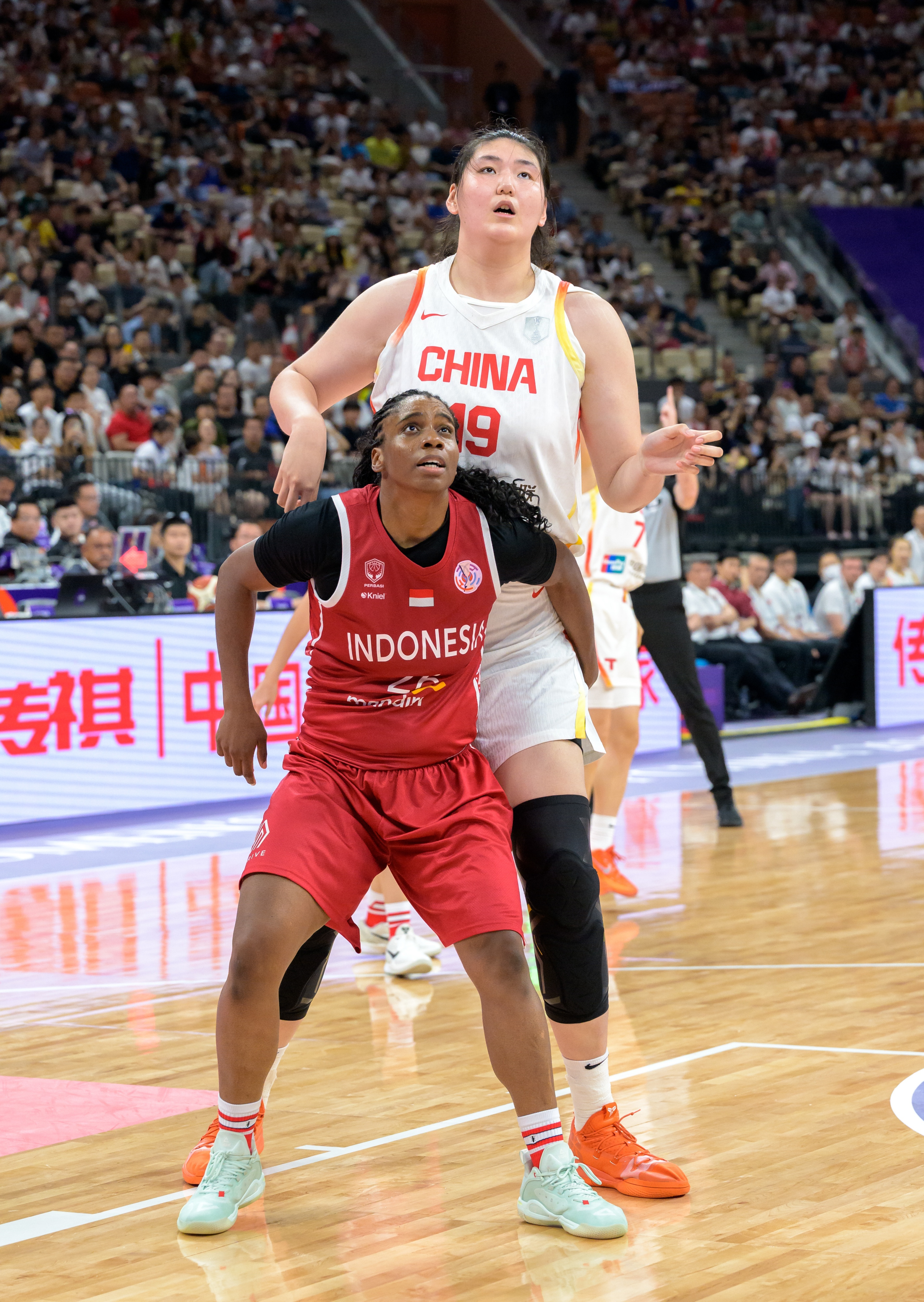 被巨人支配的恐惧！印尼1米68的控卫看见2米26的张子宇：太高了